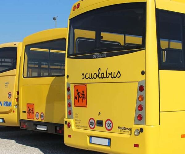 “Per il trasporto scolastico di mio figlio costretta a fare 750 metri a piedi fino alla fermata, su strada stretta con auto veloci”: la denuncia di una madre di Montecarlo