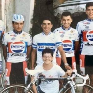 2. Alexandre insieme al figlio, a Daniel Castro e altri atleti del team Fanini Pepsi al Giro di Argentina