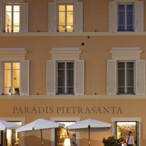 01 - La facciata con il suo dehor su piazza Crispi