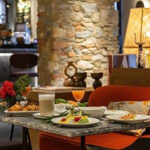 13 - Piccola colazione al lounge bar