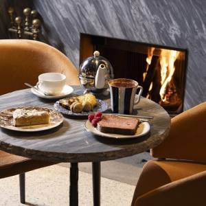 15 - Tea-time davanti al caminetto