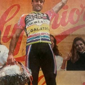 5. Fanelli sul podio dopo una vittoria