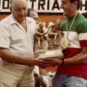 6. Fanelli vince il campionato italiano dilettanti e viene premiato da Gino Bartali