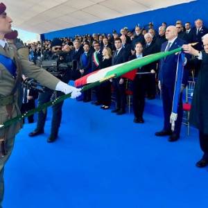 02 Ancona - Il presidente della Repubblica consegna l'onorificenza