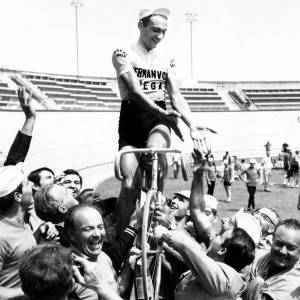 10. Ole Ritter festeggiato dopo aver fatto il record dell'ora